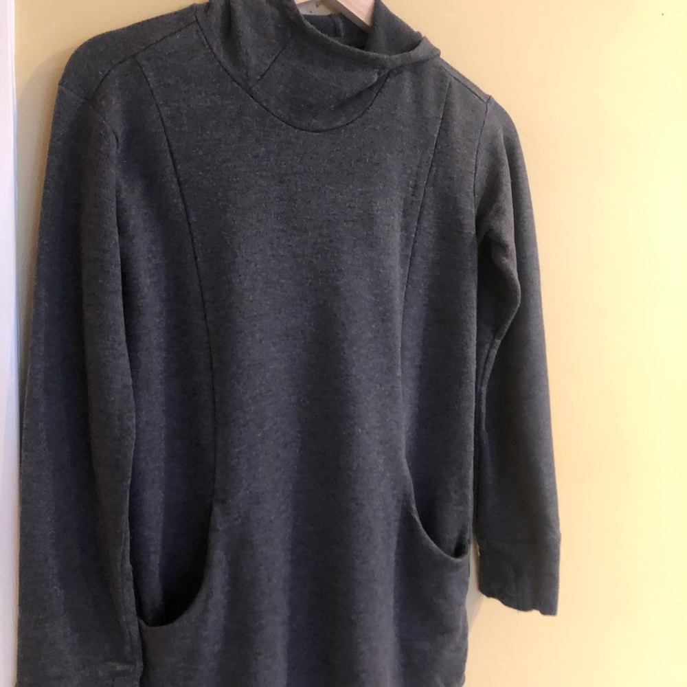 Girls athleta casual dress has pockets and looks good with leggings.